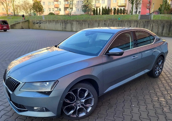 Skoda Superb cena 49900 przebieg: 300000, rok produkcji 2015 z Łasin małe 232